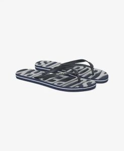 Superdry Vintage Vegan klapki gumowe – Navy/Silver. Szare klapki Superdry, bez wzorów, z gumy, bez obcasa. Za 90,55 zł.