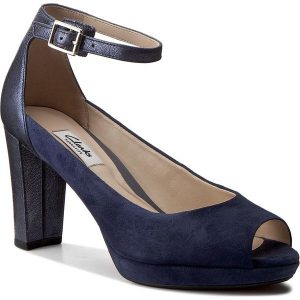 Półbuty CLARKS - Kendra Ella 261234484 Navy Kombi. Niebieskie czółenka marki Clarks, ze skóry ekologicznej, na obcasie. W wyprzedaży za 229,00 zł.