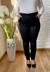 Czarne jeansowe spodnie z wysokim stanem i zwężaną nogawką PLUS SIZE XXL. Czarne spodnie z wysokim stanem Nasi partnerzy, bez wzorów, z bawełny, z podwyższonym stanem, krótkie. Za 199,90 zł.