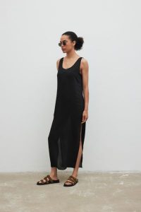 Sukienka MAXI z rozcięciami w kolorze BLACK - AIR-XS/S. Czarne sukienki Marsala, na co dzień, na lato, s, bez wzorów, z jeansu, eleganckie, bez kołnierzyka, bez ramiączek, maxi, proste. Za 259,90 zł.