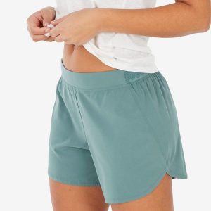Spodenki pod sukienkę Quechua NH. Zielone szorty QUECHUA, bez wzorów, z elastanu, sportowe. W wyprzedaży za 29,99 zł.
