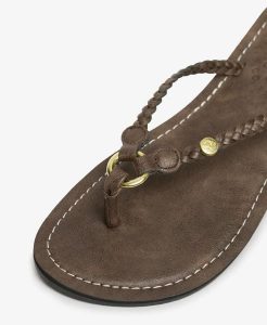 Superdry plecione klapki z ekoskóry – Fudge Brown. Brązowe klapki Superdry, bez wzorów, bez obcasa. Za 129,40 zł.