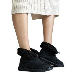 Czarne ocieplane śniegowce ze ściągaczem Caellita. Czarne buty zimowe z gumy, z okrągłym noskiem, bez obcasa, na platformie, bez zapięcia. Za 77,69 zł.