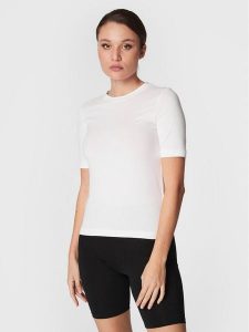 Gina Tricot T-Shirt Basic 17937 Biały Regular Fit. Białe t-shirty Gina Tricot, s, bez wzorów, z bawełny, bez kołnierzyka, bez ramiączek. Za 39,99 zł.