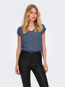 ONLY Koszulka w kolorze niebieskim rozmiar: XS. Niebieskie bluzki ONLY, xs, bez wzorów, bez kołnierzyka, bez ramiączek. Za 32,90 zł.