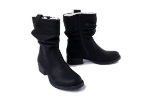 RIEKER Z9583-00 black, kozaki damskie. Czarne kozaki Rieker, na zimę, bez wzorów, z wełny, bez obcasa, na obcasie, bez zapięcia. Za 379,90 zł.