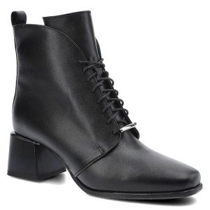 Czarne Botki Karino Damskie Eleganckie Obuwie. Czarne botki Karino, bez wzorów, ze skóry, bez obcasa, na obcasie, bez zapięcia. Za 339,00 zł.
