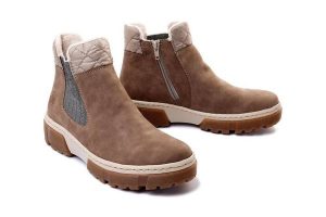 RIEKER X8674-64 beige, botki damskie. Brązowe botki Rieker, na zimę, bez wzorów, z gumy, bez obcasa, bez zapięcia. Za 349,90 zł.