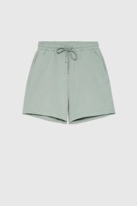 Bawełniane szorty oliwkowe. Zielone szorty MOODO, bez wzorów, z bawełny. Za 69,99 zł.