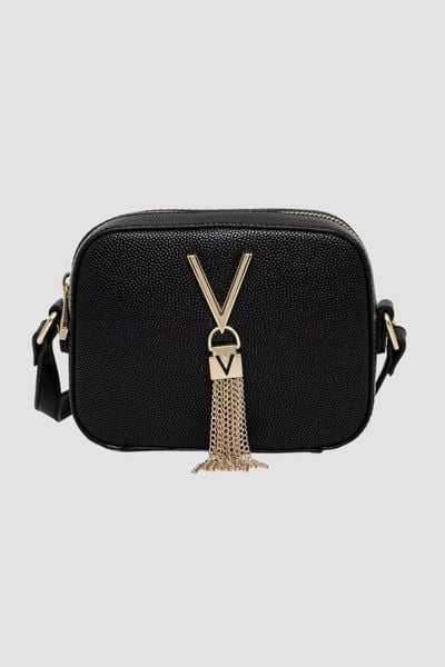 VALENTINO Czarna torebka ze złotymi okuciami Divina Camera Bag. Czarne torebki klasyczne Valentino by Mario Valentino, bez wzorów, bez dodatków. W wyprzedaży za 179,99 zł.