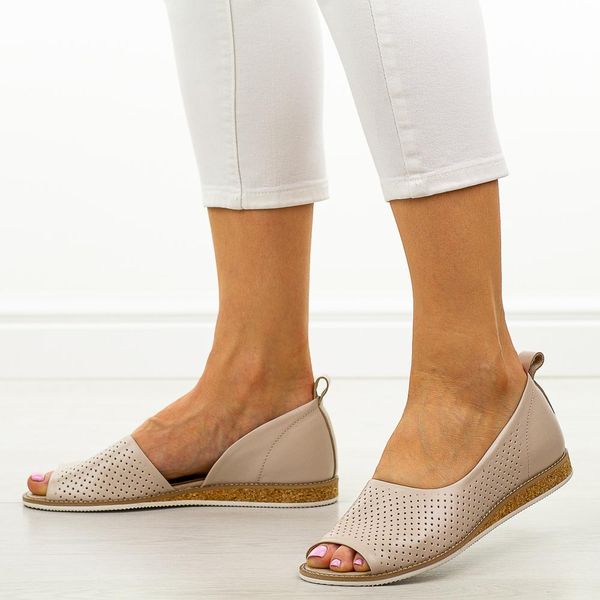 Beżowe skórzane Polskie sandały damskie Deoni D60. Brązowe sandały Deoni, bez wzorów, z jeansu, bez obcasa, na płaskiej podeszwie, bez zapięcia. Za 419,00 zł.