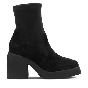 Botki Lasocki. Czarne botki Lasocki, bez wzorów, bez obcasa, na słupku, bez zapięcia. Za 269,99 zł.