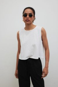 Bawełniany top w kolorze CLASSIC WHITE - FLOWTEE-L/XL. Białe topy Marsala, l, bez wzorów, z bawełny, bez kołnierzyka, bez ramiączek. Za 119,90 zł.