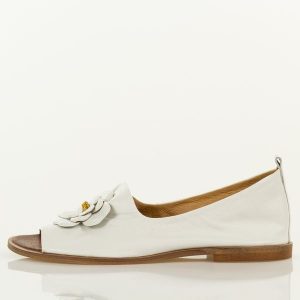 Białe skórzane Polskie sandały damskie z zakrytą piętą Deoni D487A. Białe sandały Deoni, z aplikacjami, z jeansu, bez obcasa, na płaskiej podeszwie, bez zapięcia. Za 449,00 zł.