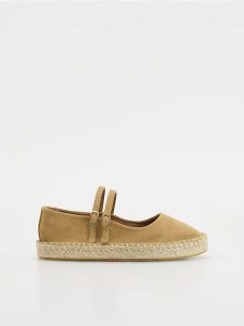 Zamszowe espadryle - beżowy. Brązowe espadryle Reserved, bez wzorów, z zamszu, bez obcasa. W wyprzedaży za 99,99 zł.