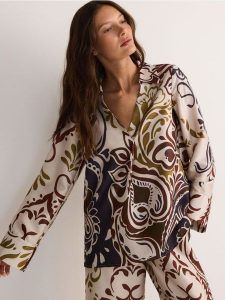 Wzorzysta koszula - wielobarwny. Koszule Reserved, l, bez wzorów, z tkaniny, bez kołnierzyka, bez ramiączek. W wyprzedaży za 49,99 zł.