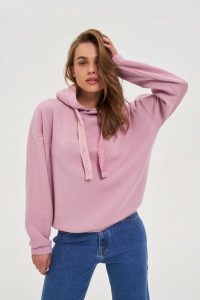 Bluza z kapturem różowa. Czerwone bluzy MOODO, l, bez wzorów, z bawełny, z kapturem. Za 129,99 zł.