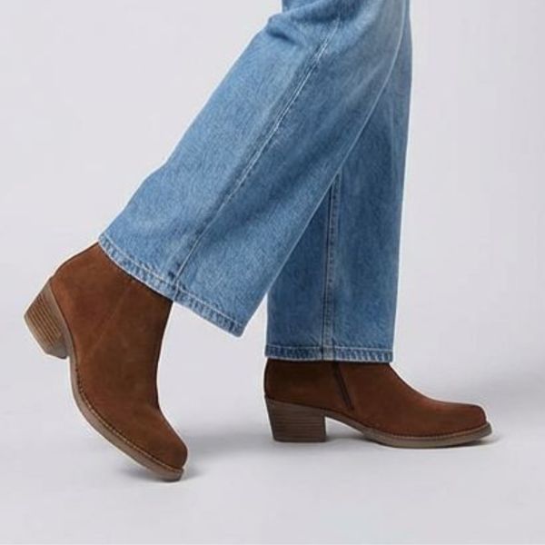 Botki damskie Hee, kowbojki zamszowe na klocku i zapinane na suwak, brązowe, 25773. Brązowe botki Hee, na jesień, bez wzorów, z jeansu, bez obcasa, na obcasie, bez zapięcia. Za 349,00 zł.