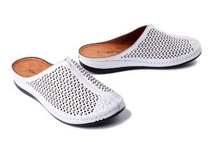 COMFORTABEL 700537-03 weiss, klapki damskie. Białe klapki Comfortabel, w ażurowe wzory, ze skóry, bez obcasa. Za 264,90 zł.