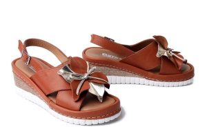 Artiker Relaks 58C3157 Brązowy, sandały damskie. Brązowe sandały Artiker Relaks, bez wzorów, ze skóry, bez obcasa, na koturnie, bez zapięcia. Za 259,90 zł.