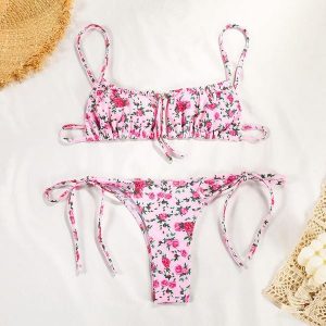 Bikini plażowe z regulowanym wiązaniem Kellie. Czerwone bikini Intica, bez wzorów, z materiału. Za 149,00 zł.