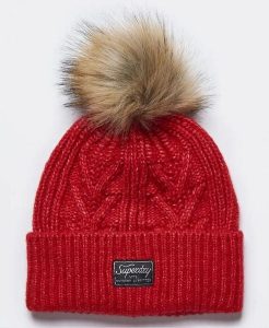 Superdry czapka Cable Lux z warkoczowym splotem i pomponem – Flame Marl. Brązowe czapki Superdry, bez wzorów, z futra. Za 122,00 zł.