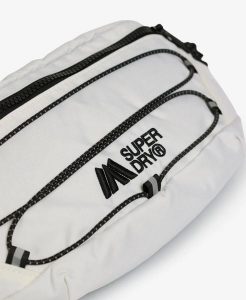 Superdry Outdoor Bumbag — lekka, wytrzymała nerka – Brilliant White. Białe nerki i saszetki Superdry, bez wzorów, z nylonu. Za 129,40 zł.