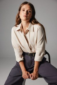 KOSZULA KAREN BEŻOWO- SZARA S - Flawless. Brązowe koszule Flawless, s, bez wzorów, z tkaniny, bez kołnierzyka, bez ramiączek. Za 497,00 zł.