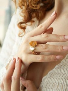 Pierres de Jade Pozłacany pierścionek z perłą i kwarcem rozmiar: onesize. Białe pierścionki Pierres de Jade, z kwarcem, pozłacane. Za 26,99 zł.