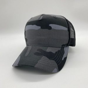 Czapka z daszkiem truckerka Camo graphite. Szare czapki MAGROF, bez wzorów, sportowe. W wyprzedaży za 39,99 zł.