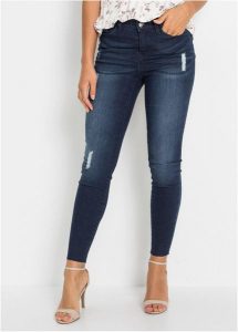Dżinsy o kroju skinny ze średnim stanem, krótsza nogawka. Niebieskie jeansy bonprix, bez wzorów, z jeansu, krótkie. Za 127,99 zł.