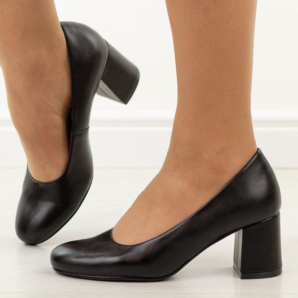 Czarne czółenka damskie na słupku Potocki 12761. Czarne czółenka POTOCKI, bez wzorów, ze skóry, z okrągłym noskiem, bez obcasa, na obcasie, bez zapięcia. Za 189,00 zł.