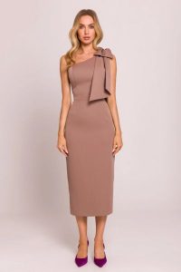Elegancka sukienka ołówkowa na jedno ramię z kokardą mokka. Sukienki MOE, na imprezę, l, bez wzorów, z elastanu, eleganckie, z asymetrycznym kołnierzem, bez ramiączek, midi, asymetryczne. Za 389,00 zł.