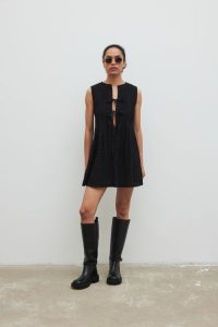 Bawełniana sukienka z wiązaniem na dekolcie w kolorze CZARNYM - LOVER-XS/S. Czarne sukienki Marsala, m, bez wzorów, z bawełny, bez kołnierzyka, bez ramiączek, rozkloszowane. W wyprzedaży za 131,96 zł.