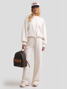 Bluza damska z wiskozy kremowa Lunara 103. Białe bluzy Big Star, l, bez wzorów, z dzianiny, bez kaptura. W wyprzedaży za 179,99 zł.