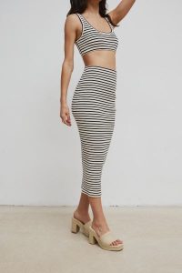 Spódnica midi z dzianiny prążkowanej w paski BLACK & BEIGE - ASSIS -XS/S. Brązowe spódnice Marsala, na lato, s, bez wzorów, z bawełny, midi. W wyprzedaży za 114,95 zł.