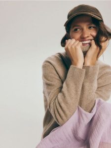 Czapka z daszkiem - warm olive. Zielone czapki Reserved, bez wzorów. W wyprzedaży za 19,99 zł.