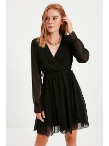 Trendyol Sukienka w kolorze czarnym rozmiar: 42. Czarne sukienki Trendyol, bez wzorów, z tkaniny, bez kołnierzyka, bez ramiączek, midi, kopertowe. Za 87,95 zł.