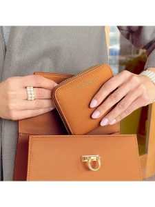 ATELIERS SAINT GERMAIN Skórzany portfel w kolorze jasnobrązowym - 12,5 x 10,5 x 2,5 cm rozmiar: onesize. Brązowe portfele ATELIERS SAINT GERMAIN, bez wzorów, z materiału. Za 217,99 zł.