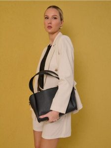 Torebka typu shopper z odpinaną saszetką - czarny. Czarne nerki i saszetki Sinsay, bez wzorów. Za 59,99 zł.