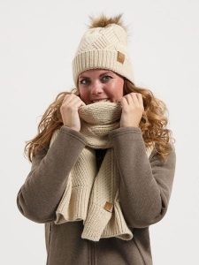 TRAVELIN' Szal w kolorze beżowym rozmiar: onesize. Brązowe szaliki Travelin', bez wzorów, z materiału. Za 152,99 zł.