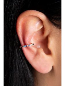 Heliophilia Srebrna nausznica z cyrkoniami rozmiar: onesize. Szare kolczyki Heliophilia, z cyrkonią, srebrne. Za 47,82 zł.