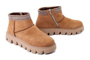 RIEKER W2074-24 brown, botki damskie. Brązowe botki Rieker, bez wzorów, bez obcasa, bez zapięcia. Za 399,90 zł.