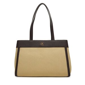 Torebka Calvin Klein. Brązowe torebki klasyczne Calvin Klein, bez wzorów, bez dodatków. Za 649,99 zł.