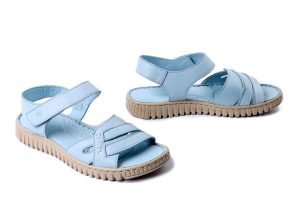 MANITU 910145-55 hellblau, sandały damskie. Niebieskie sandały Manitu, bez wzorów, ze skóry, bez obcasa, bez zapięcia. Za 284,90 zł.