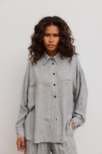 Luźna koszula z kieszeniami w kolorze LIGHT GREY- BERYL-M/L. Szare koszule Marsala, l, bez wzorów, z jeansu, bez kołnierzyka, bez ramiączek. Za 359,90 zł.