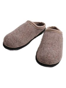 Kaiser Naturfellprodukte Kapcie wełniane w kolorze beżowym rozmiar: 46. Brązowe kapcie Kaiser Naturfellprodukte, bez wzorów, z materiału. Za 187,52 zł.