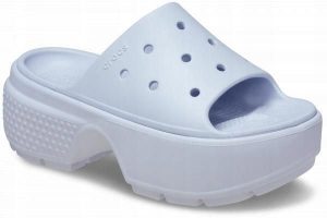 Klapki Dla Dorosłych Crocs Stomp Slide. Niebieskie klapki Crocs, bez wzorów, z materiału, bez obcasa. Za 202,99 zł.