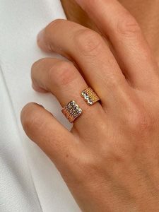 DI GIORGIO Pozłacany pierścionek z cyrkoniami rozmiar: 56. Niebieskie pierścionki DI GIORGIO, z cyrkonią, pozłacane. Za 152,99 zł.