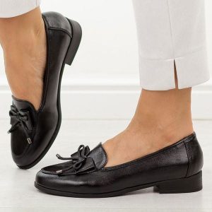 Czarne półbuty damskie M.Daszyński 25113-2. Czarne półbuty M.Daszyński, na jesień, z aplikacjami, z materiału, bez obcasa, na płaskiej podeszwie, bez zapięcia. Za 179,00 zł.